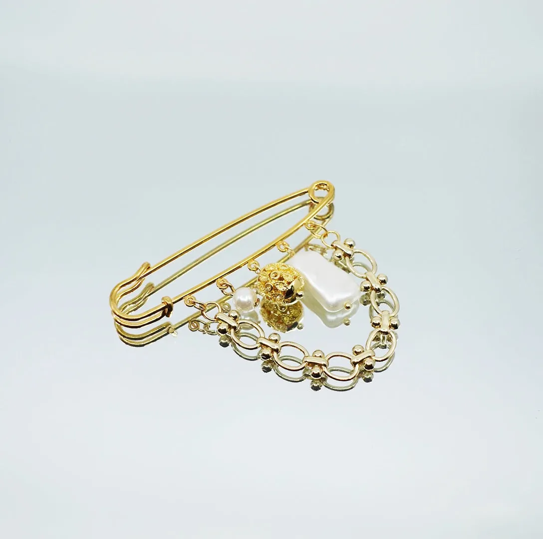 Gold Filigree Brooch with Baroque Pearl