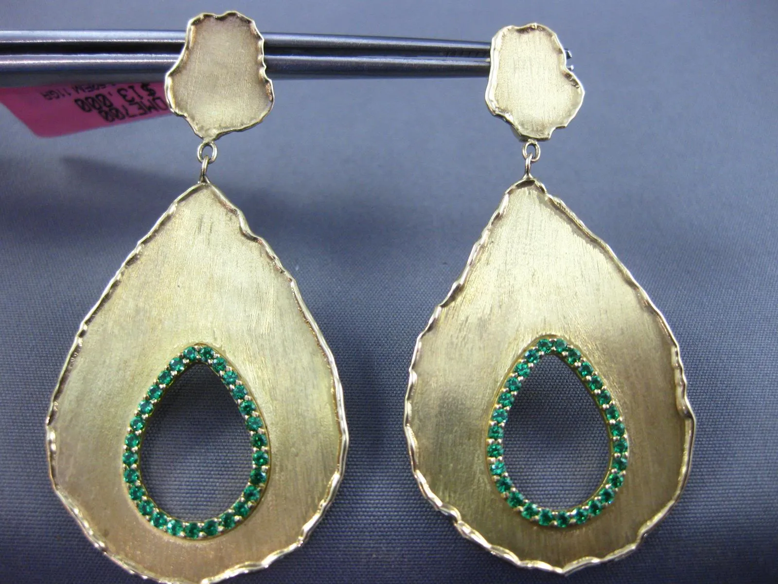 LARGE .52CT AAA EMERALD 14K YELLOW GOLD HAMMERED LOOK TEAR DROP HANGING EARRINGS