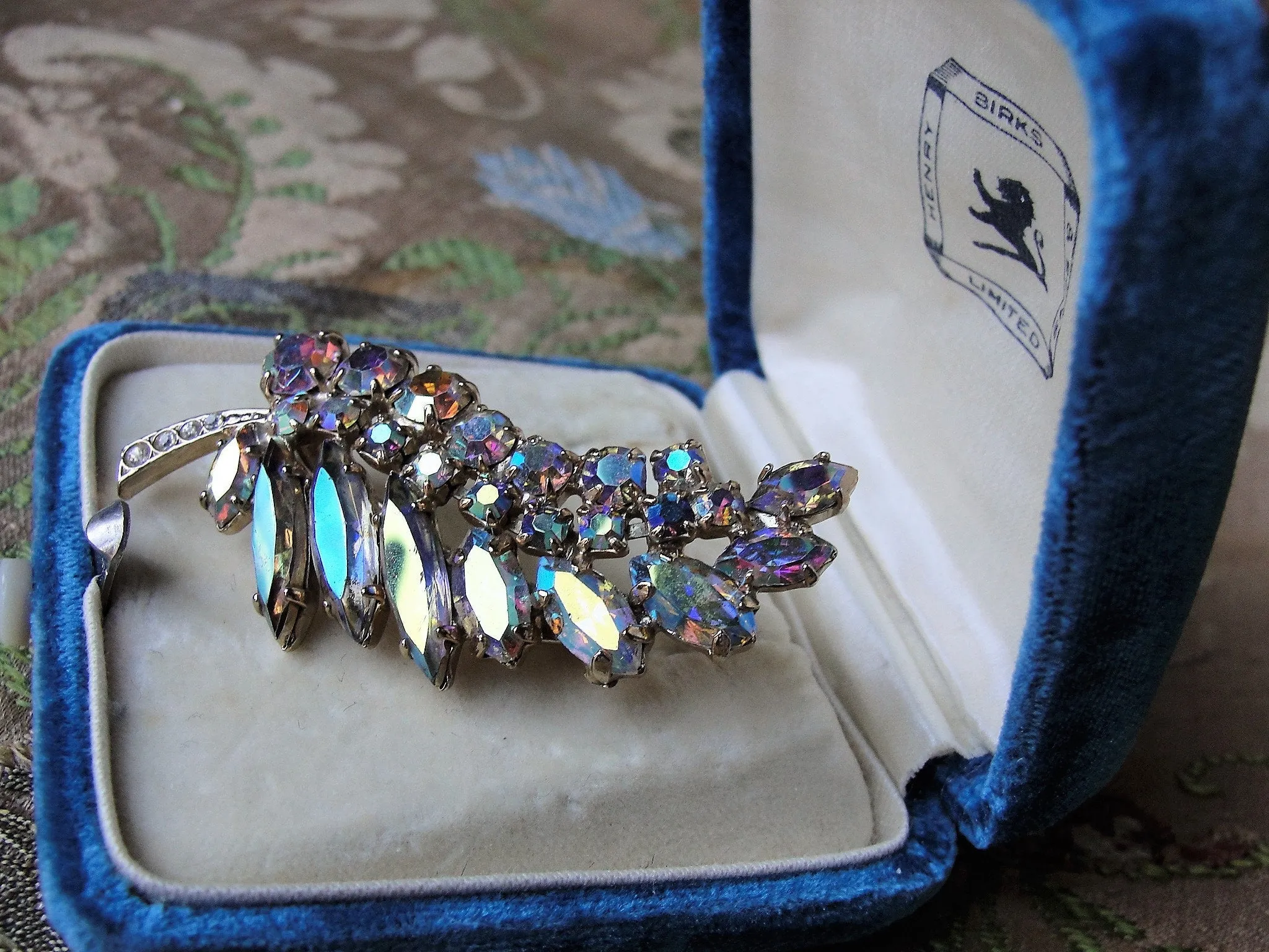 SPARKLING Vintage 50s Brooch,GLITTERING Blue Pink Gold Aurora Borealis Stones,Lovely Rhinestone Pin,Leaf Motif Pin,Collectible Jewelry