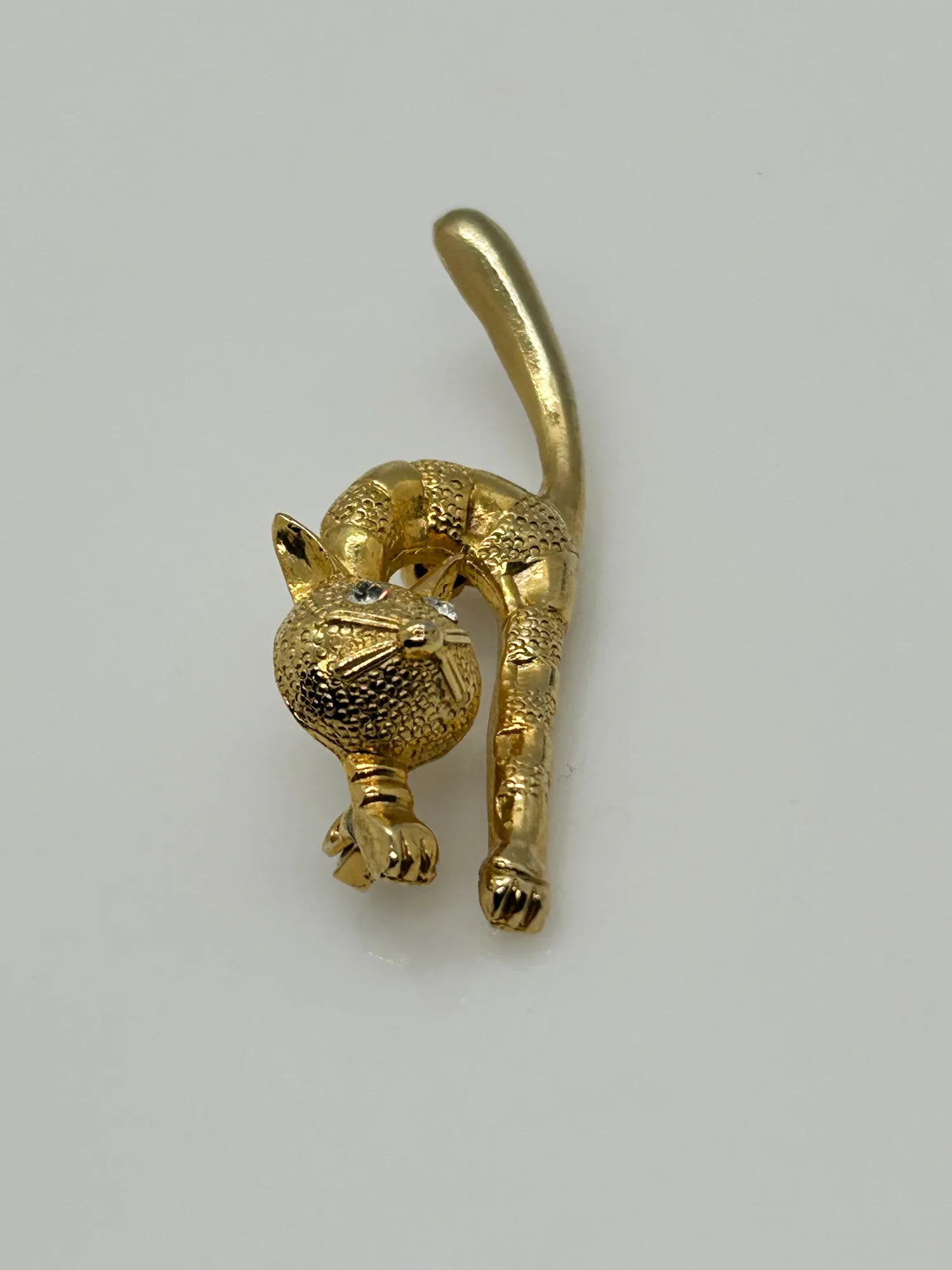 Vintage Startled Cat with Long Tail Brooch