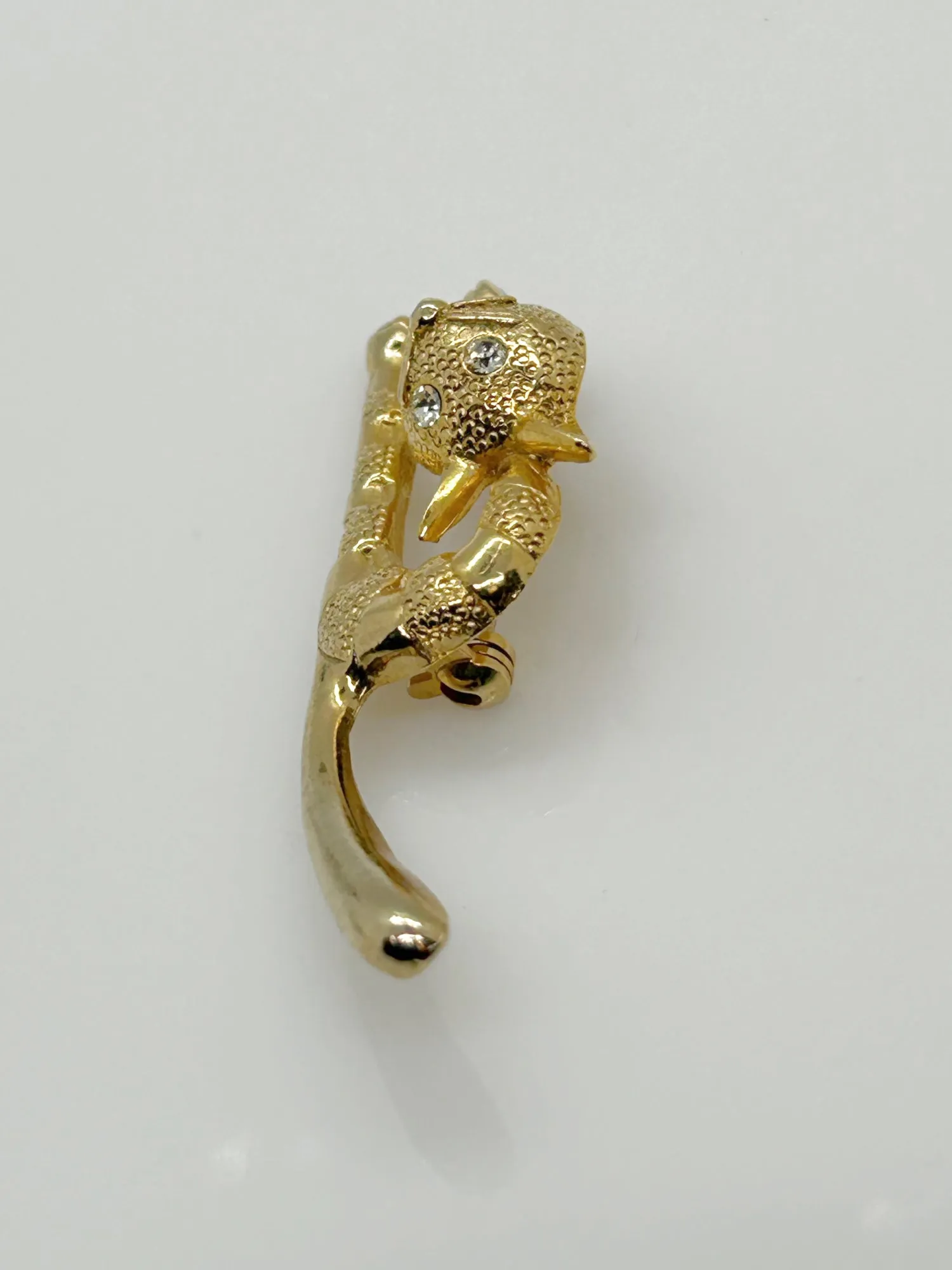 Vintage Startled Cat with Long Tail Brooch