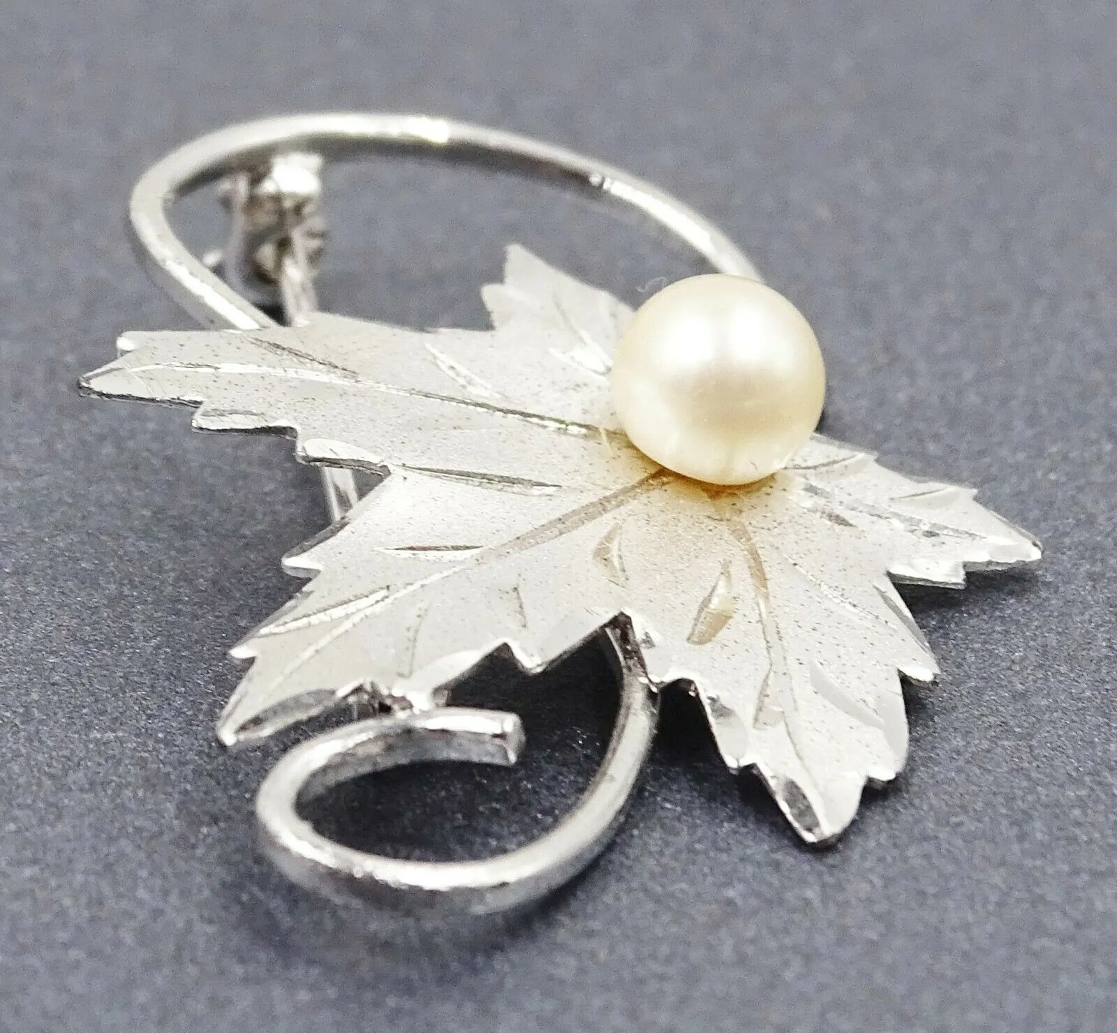 Womens Brooch Silver Toned Maple Leaf & Pearl Pin Vintage Collectable