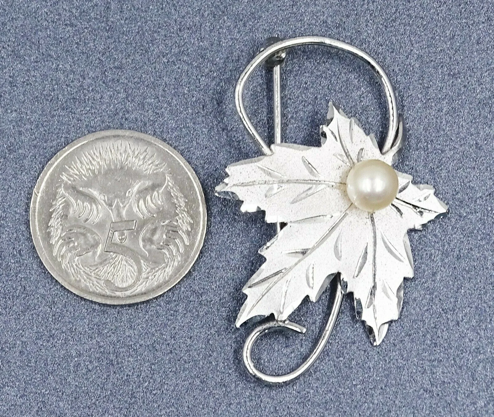 Womens Brooch Silver Toned Maple Leaf & Pearl Pin Vintage Collectable